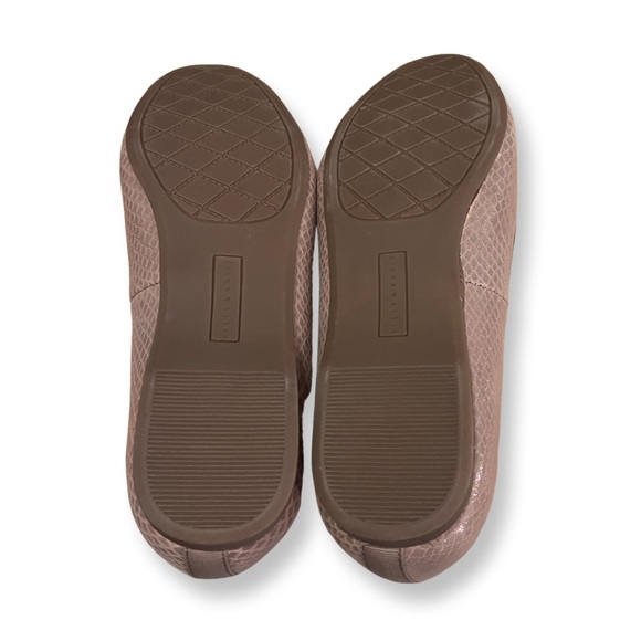 New in box, Kelly & Katie Size 9 Taupe Flats - Picture 6 of 8